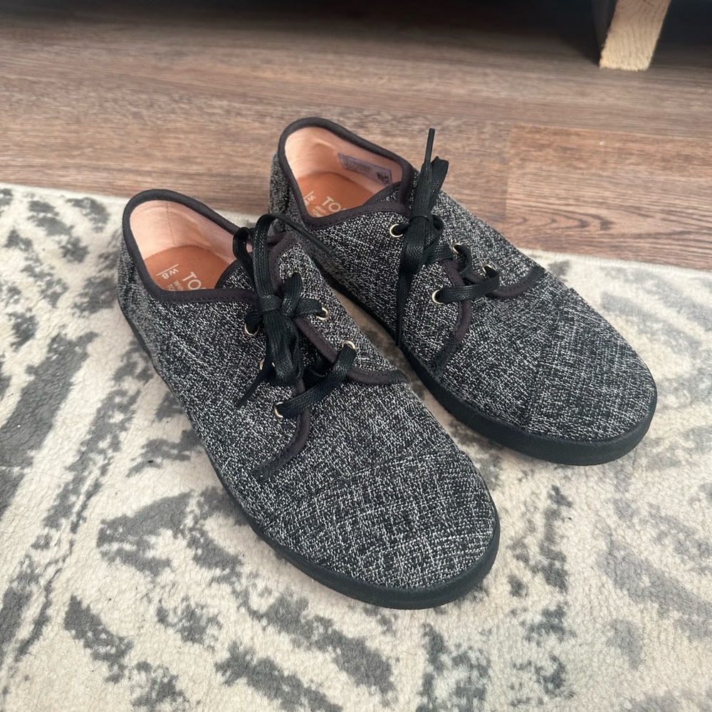 Black and White Toms, 8W